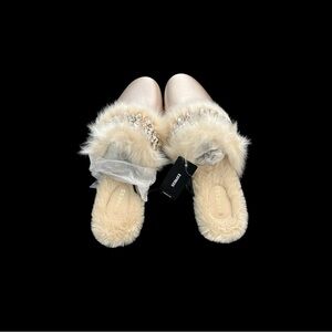 Express NWT Women's Cream Fur Slippers